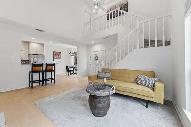 201 Cimarron Trail 3, Irving, TX 75063