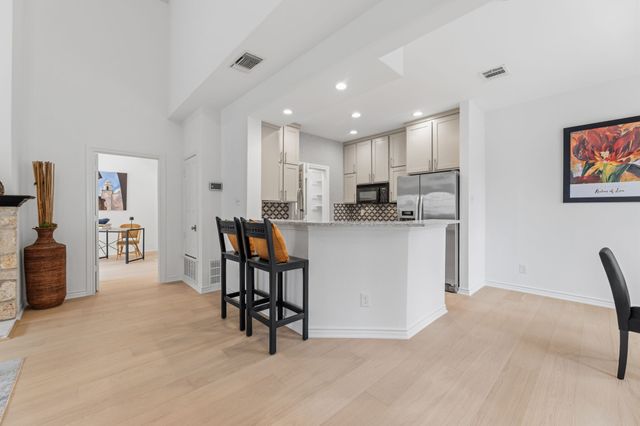 201 Cimarron Trail 3, Irving, TX 75063