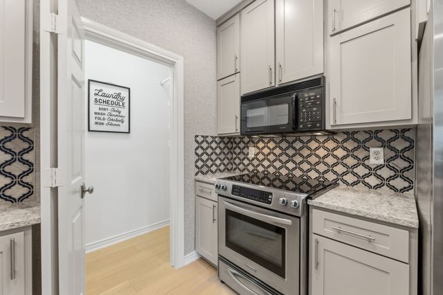 201 Cimarron Trail 3, Irving, TX 75063