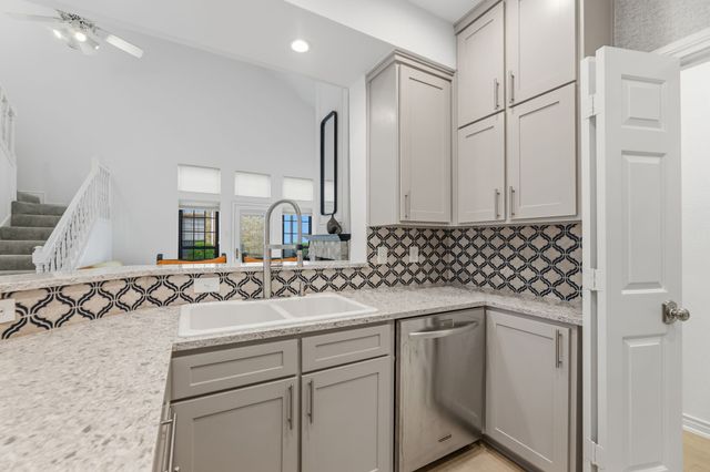 201 Cimarron Trail 3, Irving, TX 75063