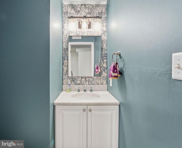 6565 PALISADES DR, Centreville, VA 20121