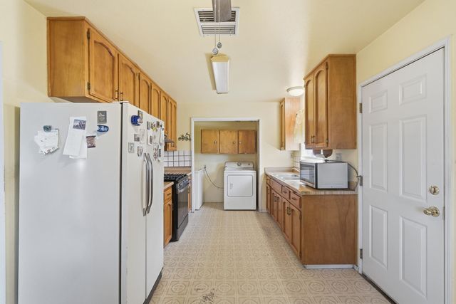 456 N Smith Avenue, Dinuba, CA 93618