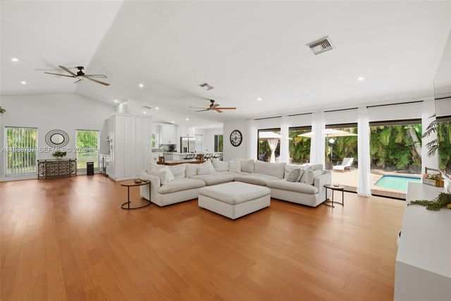 395 NW 89th Ln, Coral Springs, FL 33071