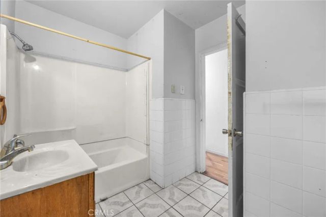 10400 Mary Avenue, Los Angeles, CA 90002