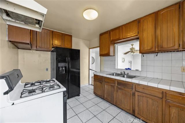 10400 Mary Avenue, Los Angeles, CA 90002