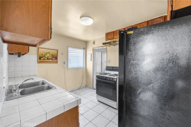 10400 Mary Avenue, Los Angeles, CA 90002