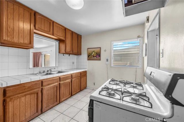 10400 Mary Avenue, Los Angeles, CA 90002