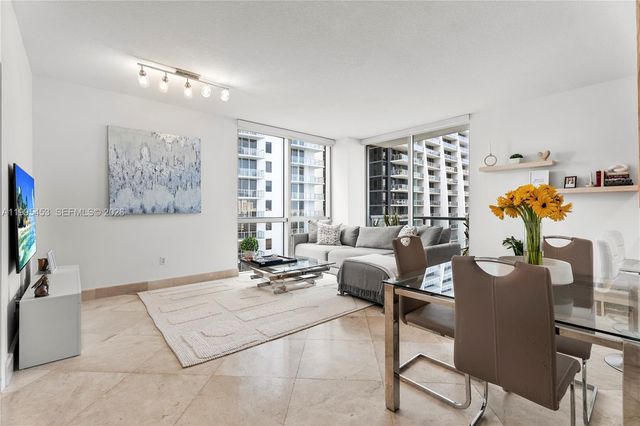 1060 Brickell Ave 2117, Miami, FL 33131