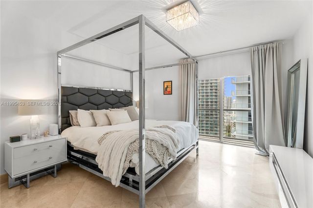 1060 Brickell Ave 2117, Miami, FL 33131