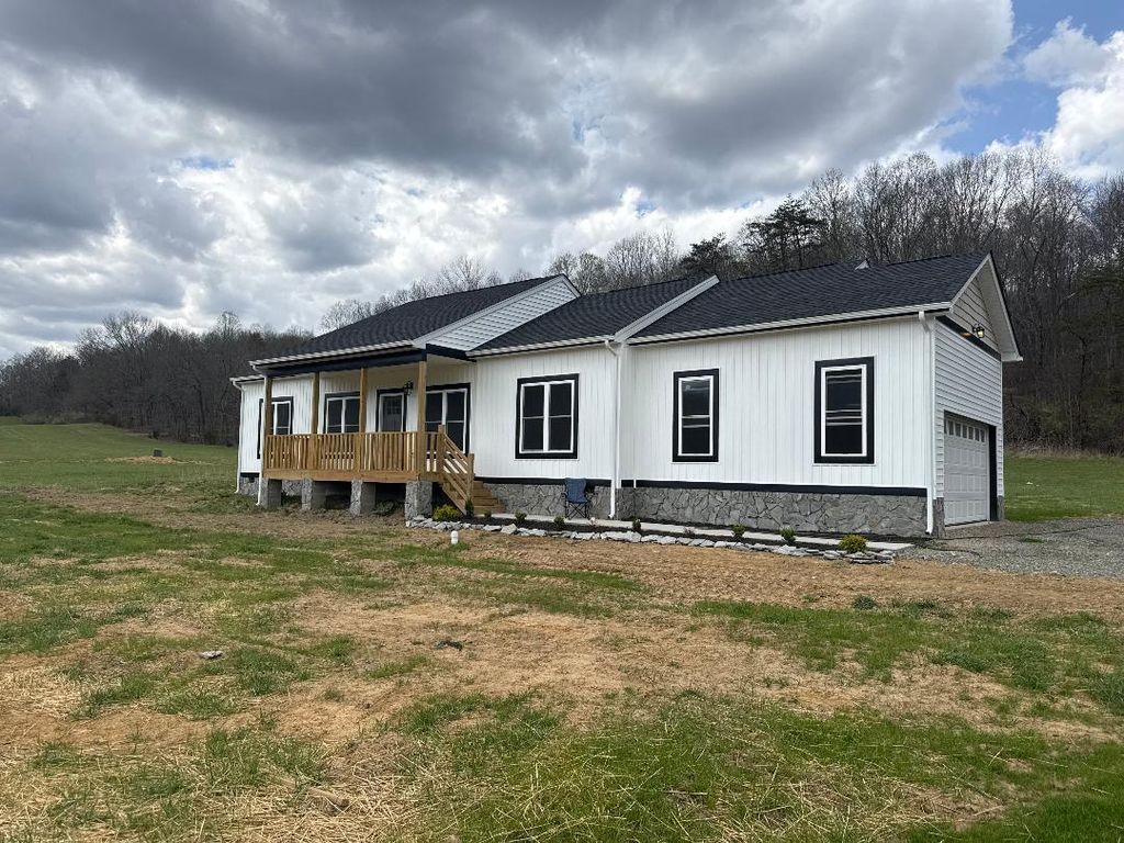 3086 Haymakertown RD, Troutville, VA 24175