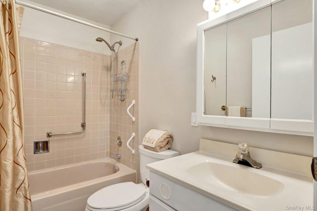 164 Falmouth Court E, Ridge, NY 11961