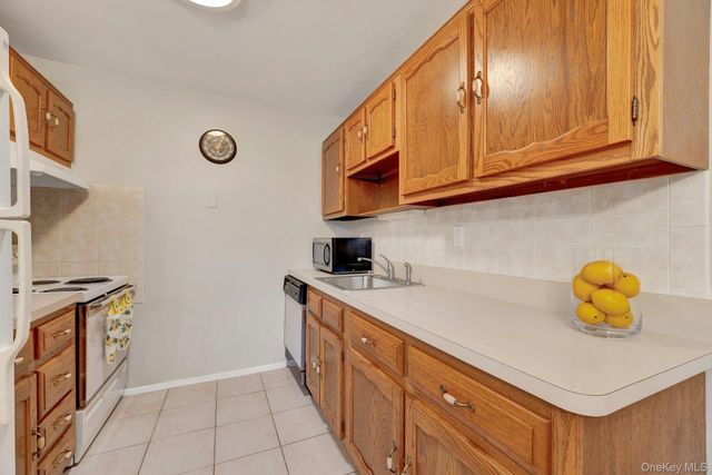 164 Falmouth Court E, Ridge, NY 11961