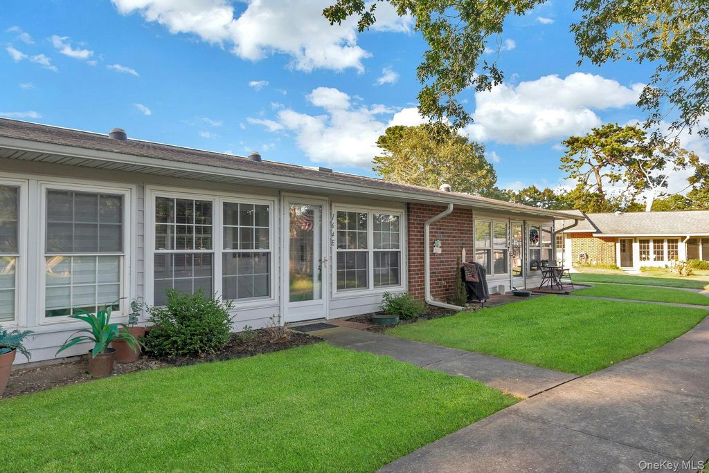 164 Falmouth Court E, Ridge, NY 11961