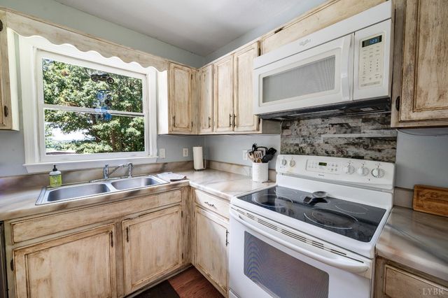 3105 Horseshoe Road, Appomattox, VA 24522