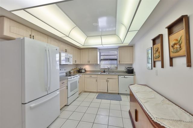 2611 LANCASTER DRIVE 33, Sun City Center, FL 33573