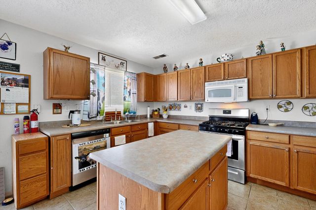 10400 GRIFFON Drive NW, Albuquerque, NM 87114