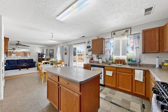 10400 GRIFFON Drive NW, Albuquerque, NM 87114