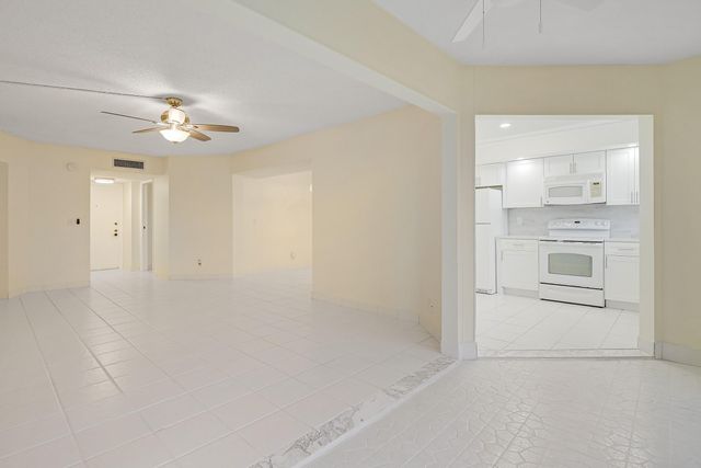 3810 Via Poinciana 404, Greenacres, FL 33467