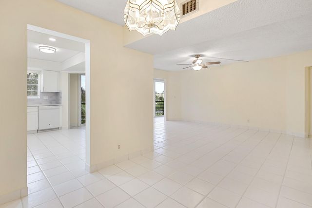 3810 Via Poinciana 404, Greenacres, FL 33467