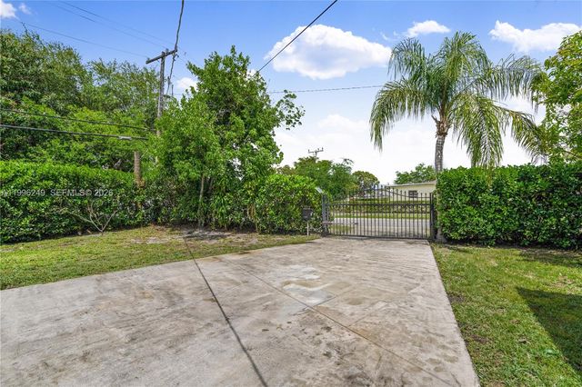 180 Seaman Ave, Opa-locka, FL 33054