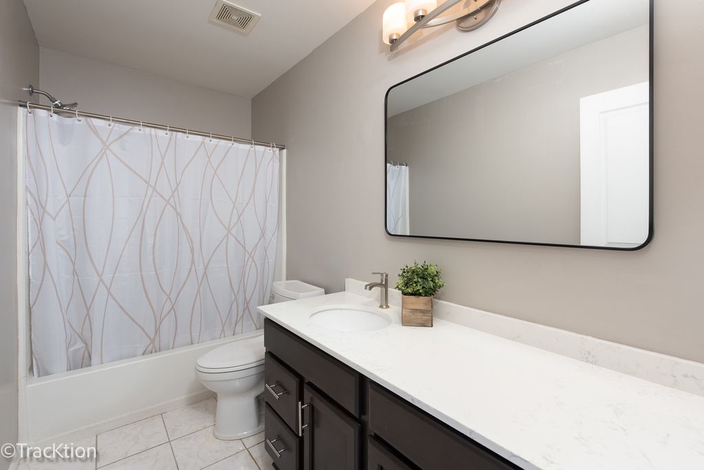 Image 20 of property listing at 129 Ginkgo Street, Bolingbrook, IL 60490