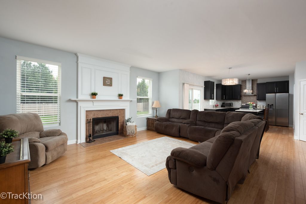 Image 8 of property listing at 129 Ginkgo Street, Bolingbrook, IL 60490