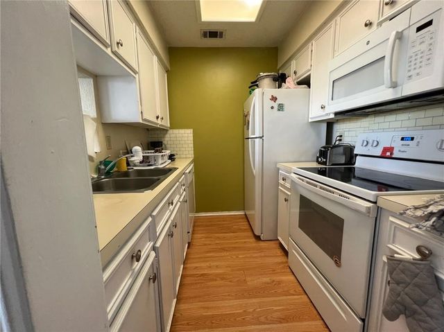 2706 Salado ST 302, Austin, TX 78705