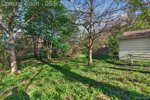 224 S Josephine Avenue, Pontiac, MI 48341