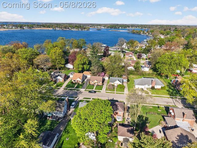 224 S Josephine Avenue, Pontiac, MI 48341