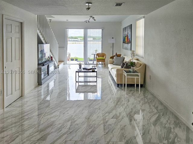 4135 Crystal Lake Dr, Deerfield Beach, FL 33064