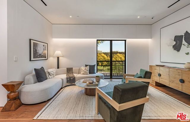 927 N Whittier Drive, Beverly Hills, CA 90210
