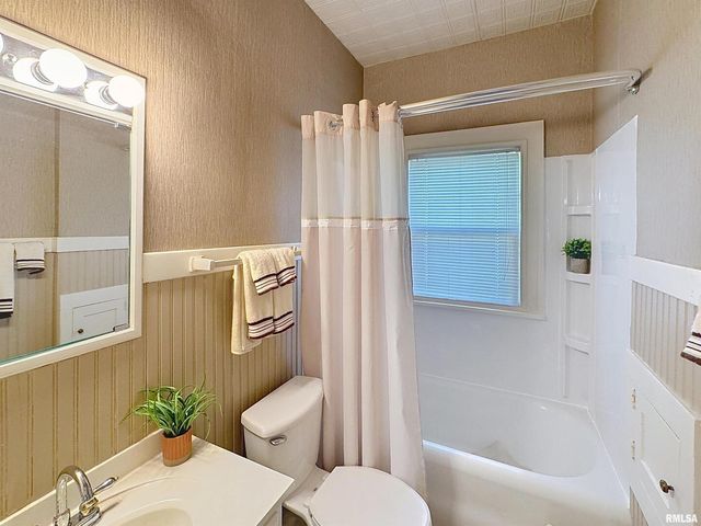 2325 38TH Street, Rock Island, IL 61201