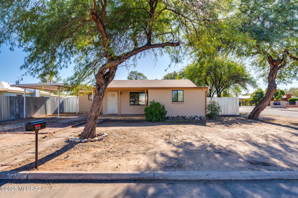 1002 E Simmons Street, Tucson, AZ 85719