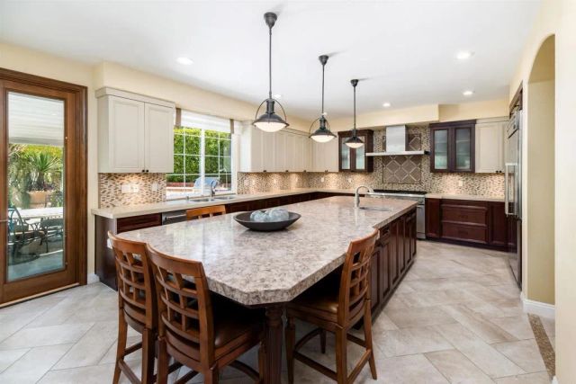 7216 Sanderling Court, Carlsbad, CA 92011