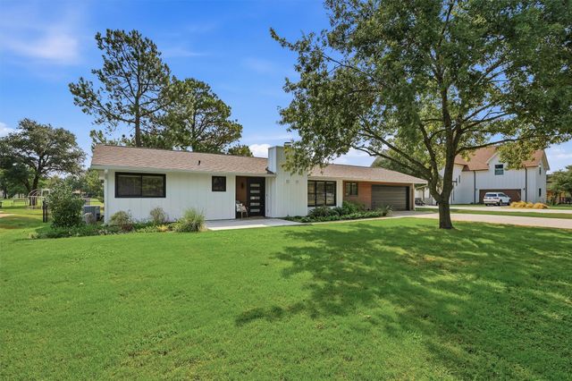 722 Kiowa Drive W, Lake Kiowa, TX 76240