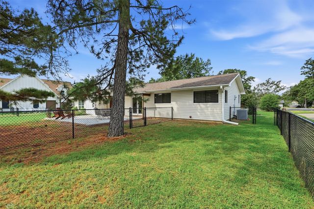 722 Kiowa Drive W, Lake Kiowa, TX 76240