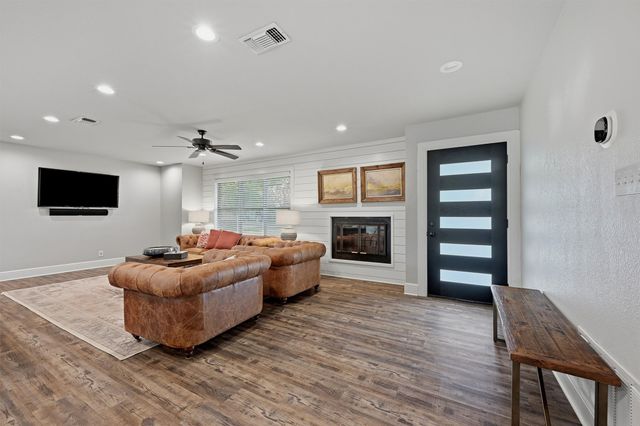 722 Kiowa Drive W, Lake Kiowa, TX 76240