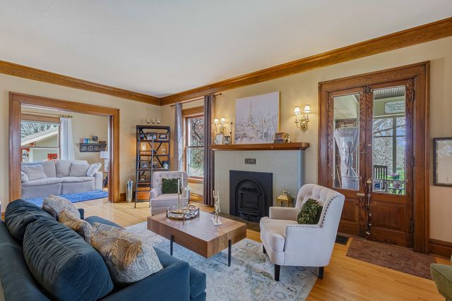 2446 E River Drive, Davenport, IA 52803