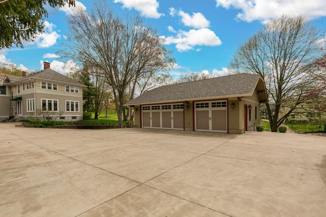 2446 E River Drive, Davenport, IA 52803