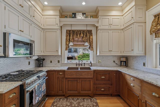 2446 E River Drive, Davenport, IA 52803