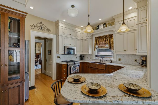 2446 E River Drive, Davenport, IA 52803