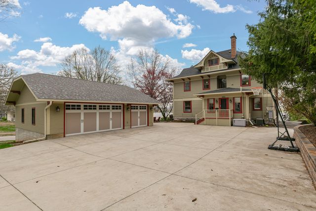 2446 E River Drive, Davenport, IA 52803