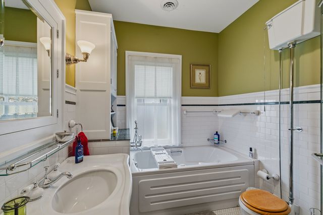 2446 E River Drive, Davenport, IA 52803