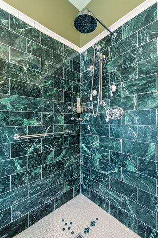 2446 E River Drive, Davenport, IA 52803
