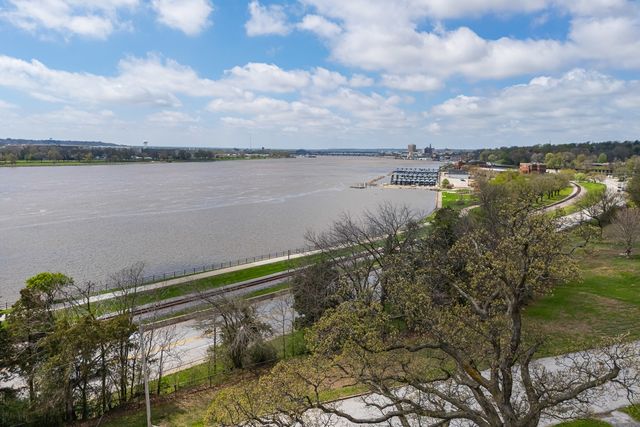 2446 E River Drive, Davenport, IA 52803