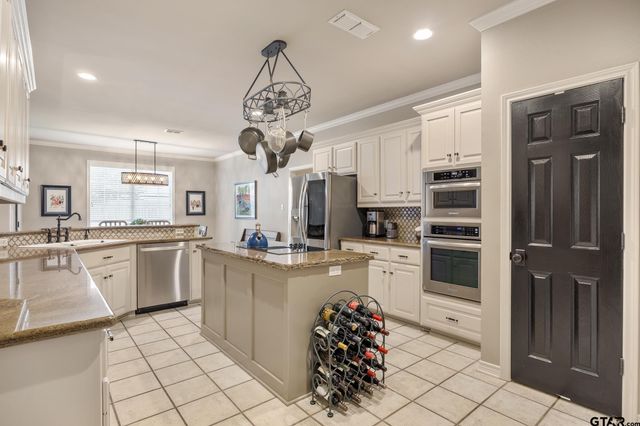 1413 Holly Creek Dr, Tyler, TX 75703