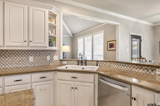 1413 Holly Creek Dr, Tyler, TX 75703