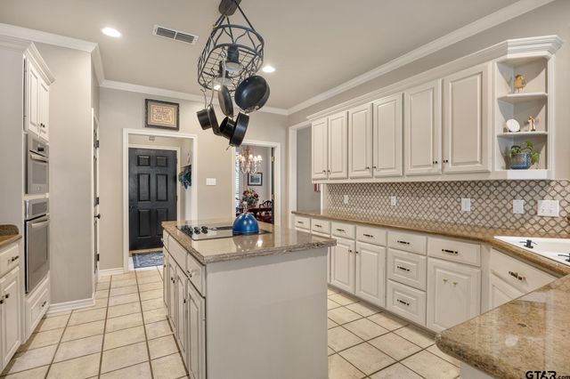 1413 Holly Creek Dr, Tyler, TX 75703