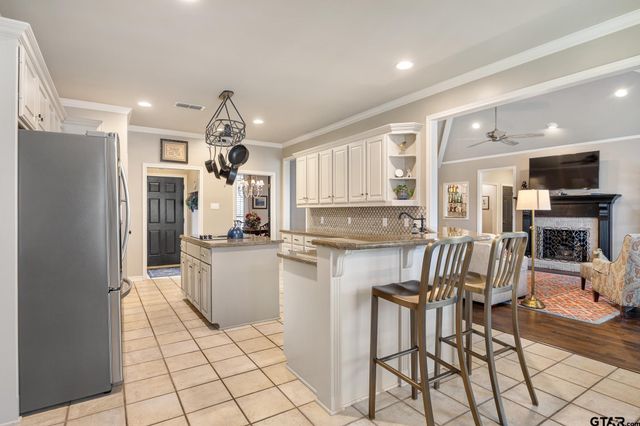 1413 Holly Creek Dr, Tyler, TX 75703