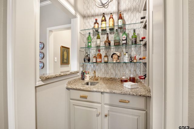 1413 Holly Creek Dr, Tyler, TX 75703